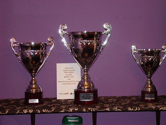 Puchary dla zwycięzców pierwszego Rising Sun Open