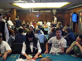 Pełna sala pokerowa w Hyacie