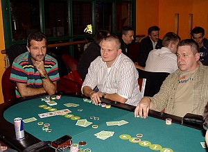Bowlingowcy przy pokerowym stole