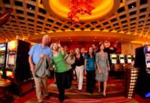 kasyno czy poker ze znajomymi? co lepsze?