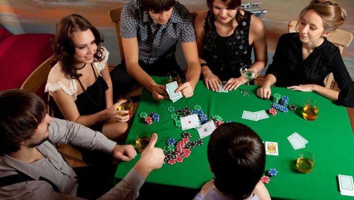 Jak rozluźnić grę na pokerowej domówce?