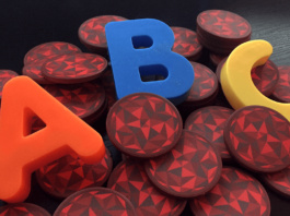 Zarobił 250 tysięcy w 2025 roku – jakie rady dla innych ma tajemniczy grinder? Jak grać w pokera?