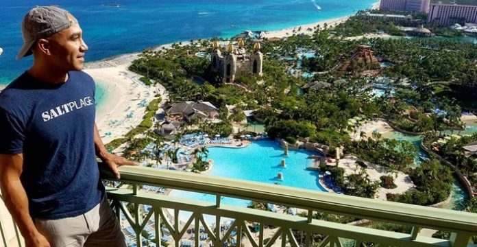 Bill Perkins na Bahamach pokazał, jak wygląda życie milionera