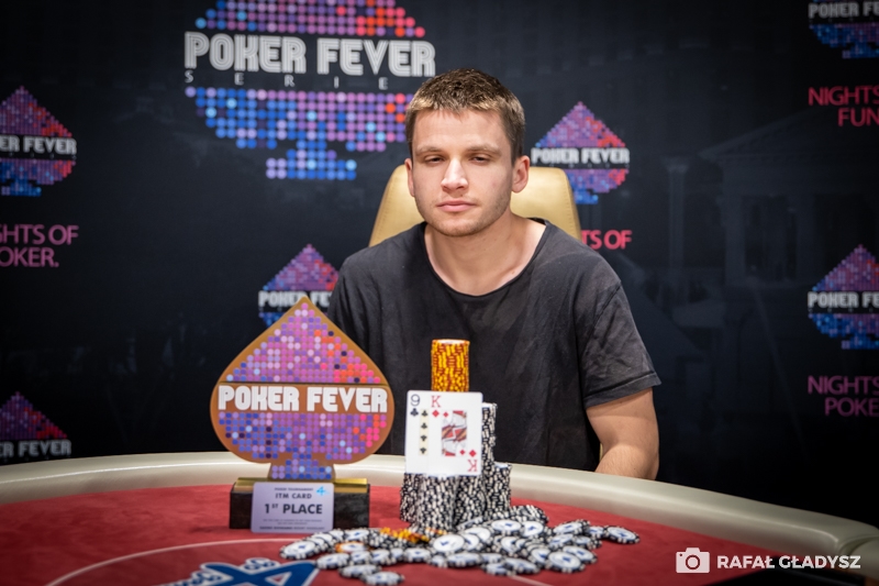 Piknik poker di Olomouc: Filip Dvorak dengan piala untuk memenangkan Mini High Roller