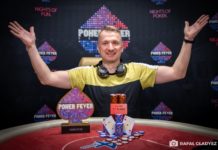 Jacek Seferyniak w pięknym stylu wygrywa Poker Fever CUP Jacek Seferyniak, zwycięzca Poker Fever CUP, pozuje do zdjęcia z pucharem.
