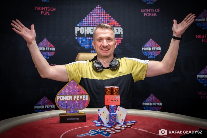 Jacek Seferyniak, zwycięzca Poker Fever CUP, pozuje do zdjęcia z pucharem.