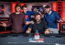 Chad Eveslage zdobywa drugą bransoletkę WSOP w ciągu tygodnia! Chad Eveslage - pozuje do zdjęcia z bliskimi po wygraniu 2. bransoletki nw 54. WSOP