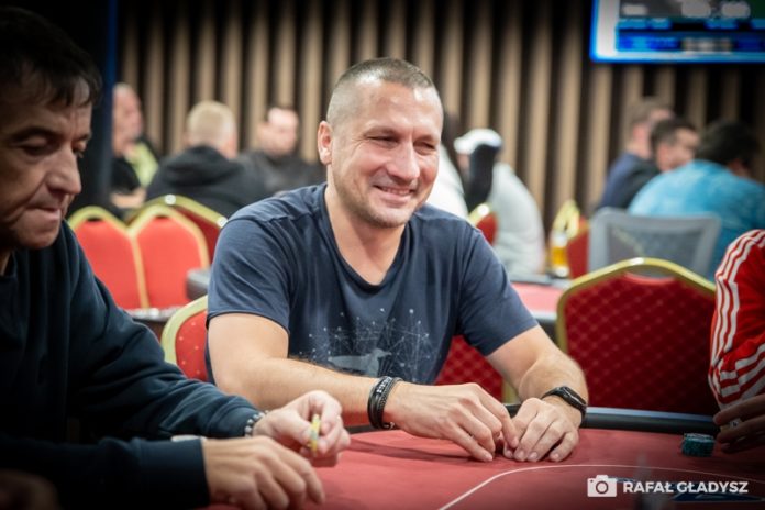 Dominik Wochnik w trakcie HR-a Poker Fever MEGA Series