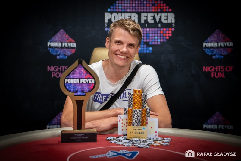 Poker Fever Mega Series SHR - Zwycięzca turnieju Jan Verner (CZ) pozuje z pucharem.