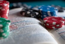 Rakeback w GGPoker – jak działa i ile można zyskać Rakeback w pokerze online – żetony na książce z zasadami gry