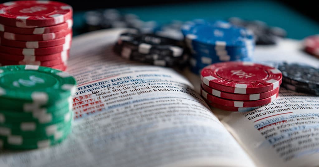 Rakeback w pokerze online – żetony na książce z zasadami gry